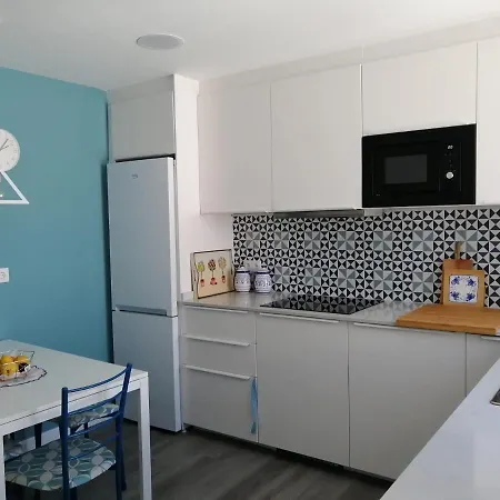 Piso con terraza en 1ª línea de playa Apartamento *